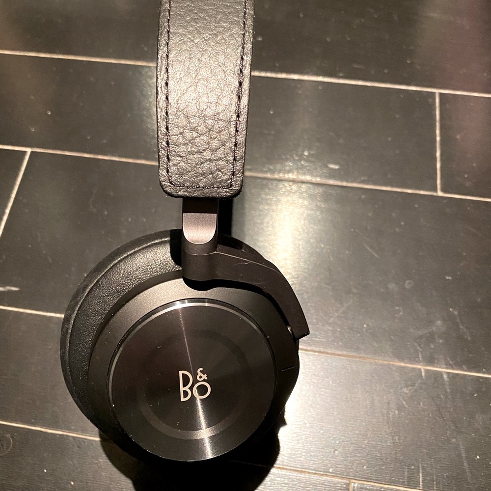 Bang & Olufsen Beoplay H9i headphones